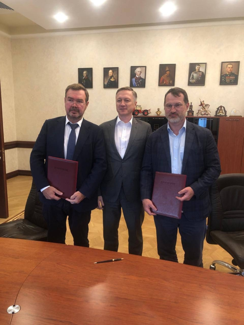 Подписание Соглашения о намерениях по взаимодействию и сотрудничеству в целях импортозамещения строительно-дорожной техники между Концерном «Тракторные заводы» и АО «Петербургский тракторный завод»